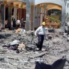 Expertos forenses trabajan en los escombros del hotel Ghalaza antes de que inicien las obras