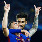 Paco Alcácer celebra el primer gol de su equipo ante el Sporting de Portugal. ALEJANDRO GARCÍA