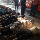 Una fila de cuerpos de supuestas víctimas del ataque con armas químicas.