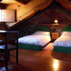 Dormitorio y fachada de la casa ruralLa Nogala, en Labaniego.