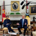 El presidente EEUU, Donald Trump, y el primer ministro de Pakistán, Imran Khan, hacen comentarios a los miembros de los medios de comunicación durante su reunión en la Despacho Oval de la Casa Blanca en Washington, 22 de julio de 2019.