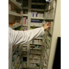 Reserva de medicamentos en la rebotica de una farmacia