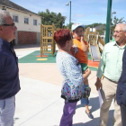 El alcalde con los ediles de Obras y Medio Rural, junto a una vecina ayer en la visita a la plaza.