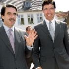 El presidente Aznar junto al primer ministro danés, Rasmussen, durante la cumbre europea de Sevilla
