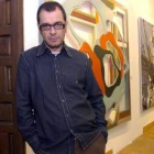 El artista Daniel Verbis posa ante su obra ganadora