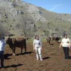 Las ganaderas Paquita Alonso e Ita Hidalgo, junto al marido de ésta, Antonio Rodríguez, en Truébano