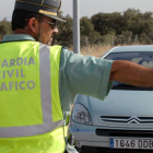 Agente de la Guardia Civil de Tráfico parando un vehículo.