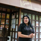 Raquel Contreras, dueña del restaurante de Zaragoza donde fue detenido César Román. JAVIER CEBOLLADA