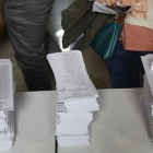 Papeletas electorales en un colegio de Barcelona.
