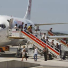 Pasajeros del vuelo Tenerife León, ayer en el aeropuerto de La Virgen.