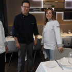 Juan Luis Morán y Raquel Lorenzana, de La Encomienda de Hospital de Órbigo, y Oswaldo López, chef del Restaurante de El Corte Inglés de León.