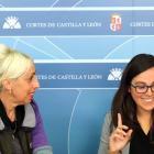 Las procuradoras de Podemos participantes en la Comisión de Seguimiento, Laura Domínguez y María José Rodríguez Tobal. MIRIAM CHACÓN
