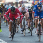 Davide Cimolai, derecha, derrota a Nacer Bouhanni, en la Volta, en Calella.