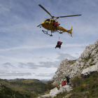 Unas prácticas de rescate con helicóptero y grúa que realizaron el 112 y el Greim en 2011