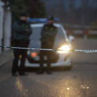 Imagen de la Guardia Civil ante la vivienda de la víctima y sus hijos. ISMAEL HERRERO