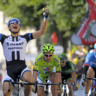 El ciclista alemán levanta los brazos al cielo tras imponerse en la primera etapa del Tour.