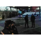 Momentos en los que policías nacionales vigilan la estación tras vaciar e inspeccionar el autobús. DL