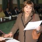 Daniela Fernández en el instante de realizar la jura del cargo de concejala, en el salón de plenos