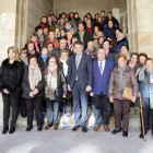 La visita concluyó con una foto de grupo en la escalinata del Palacio de los Guzmanes. SECUNDINO PÉREZ