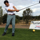 Uno de los jugadores que ayer participó en el XIV Pro Am de Diario de León toma distancia antes de golpear una bola en el campo del León Club de Golf.