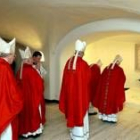 Los cardenales oran frente al sencillo sepulcro donde reposan los restos mortales de Juan Pablo II