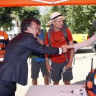 Salguero saluda a peregrinos americanos en el punto de información de Puente Castro.