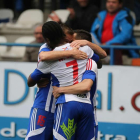 Jébor abraza a Acorán, que en el minuto 70 conseguía el único gol del partido.