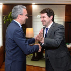 Javier Izquierdo y Alfonso Fernández Mañueco ayer, en su reunión en Valladolid.