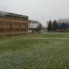 Facultades de Filosofía y Biología del Campus de Vegazana con la biblioteca central al fondo