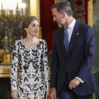 Felipe Varela acusado de plagiar el vestido de Letizia del 12 de octubre.