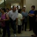 Un grupo de vecinos de Carucedo en apoyo a Monserrat Vidal  en el juzgado de Ponferrada