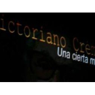 Una lectora de Diario de León sentada a las puertas del tanatorio lee la noticia del fallecimiento d