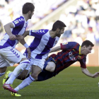 Messi cae al suelo en su puja por controlar el balón ante Sastre, centrocampista del Valladolid.