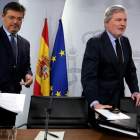 El ministro de Justicia, Rafael Catalá, y el ministro portavoz, Íñigo Méndez de Vigo, antes de iniciar la rueda de prensa posterior al Consejo de Ministros.