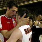 Ferrer, a la izquierda, felicita a Salgado una vez consumada la derrota