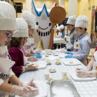 Los pequeños participantes del taller amasan el pan artesano que elaboraron con ayuda del chef vasco Félix Manso. F. OTERO PERANDONES