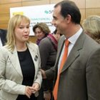 Leire Pajín conversa con el consejero de Familia.