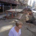 Las máquinas trabajan desde ayer en la reposición de la avenida Padre Isla.