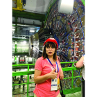 Guadalupe Santos, del IES García Bellido, posa junto al acelerador de partículas LHC construido a cien metros bajo tierra en el Cern de Ginebra. DL