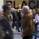 Comercios con carteles de Black Friday en Barcelona.