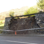 Parte del muro cedió y cayó sobre la CL-631 a su paso por Villaseca de Laciana.