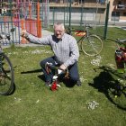 Miguel Pastrana con parte de las bicicletas que recrea utilizando piezas originales. Su colección de bicis de viejos oficios, como las que usaban los bomberos, la Guardia Civil o los lecheros se expone en mayo en la Casa de Cultura de Pinilla.