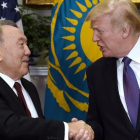 Trump (derecha) y el presidente de Kazajistán, Nursultan Nazarbayev, tras su encuentro en la Casa Blanca, el 16 de enero.