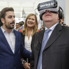 El presidente de la Junta, Juan Vicente Herrera, prueba un dispositivo de realidad virtual. S. OTERO