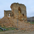 El castillo de Alcuetas permanece vallado desde el lunes para evitar accidentes. MEDINA