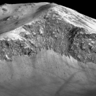 Montañas de Marte cubiertas al parecer por salmueras estacionales, fotografiadas por la sonda MRO.