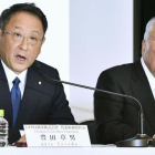 Akio Toyota (Toyota) y Osamu Suzuki (Suzuki) en la conferencia de prensa.