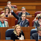 Un momento de la votación, ayer, en el Pleno de las Cortes.