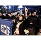 Una manifestante hace el signo de la victoria en la protesta contra el desalojo de la ERT, este jueves.