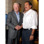 Jimmy Carter, ex presidente y ahora observador, saluda a Daniel Ortega